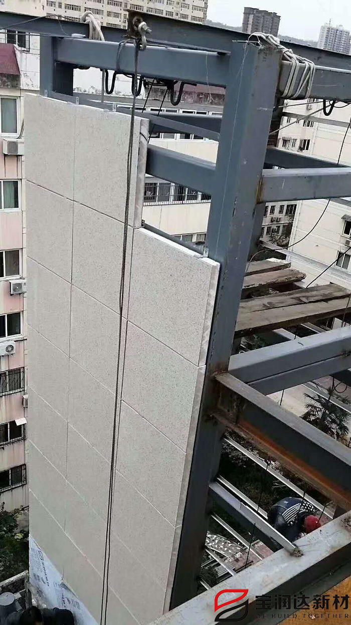 小區加裝電梯安裝寶潤達仿石保溫裝飾一體板的優勢與應用